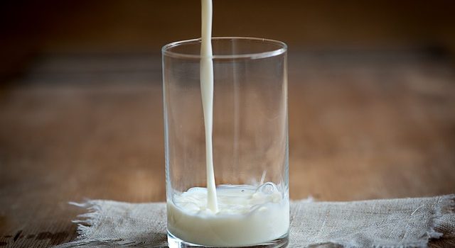 牛乳につけるとくさみが取れる理由