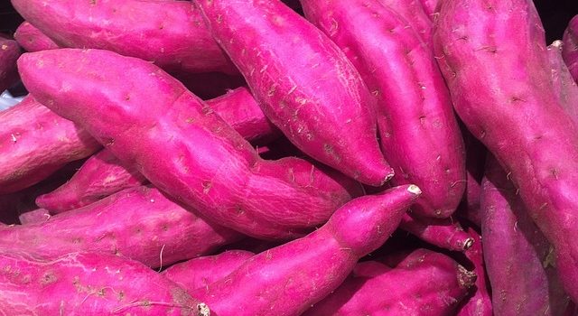 サツマイモは皮を厚くむいた方がよい