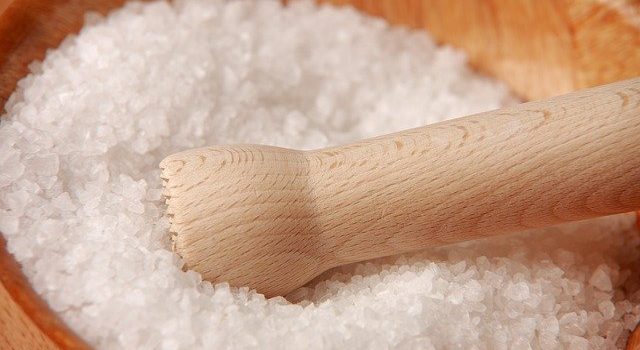 ドレッシングの調合は塩と酢から始める