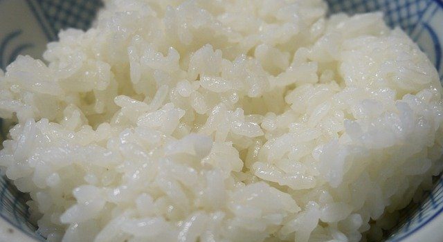 お茶碗いっぱいの米の量