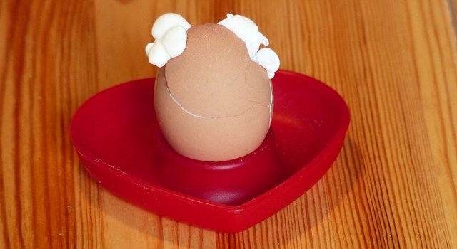 沸騰した湯で卵を茹でると殻が割れる理由