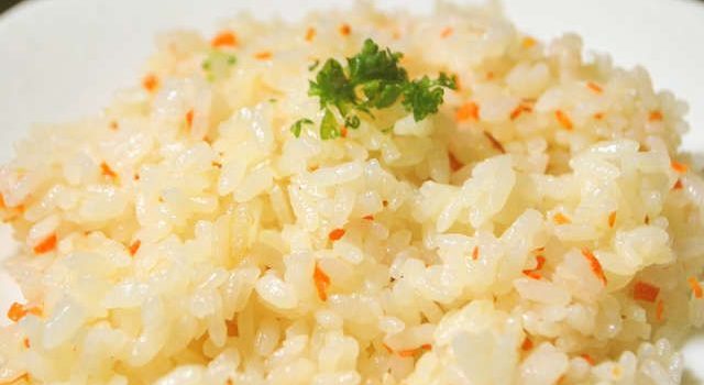 ピラフは炊き上がったあと、軽く混ぜる ピラフは炊き上がったあと、軽く混ぜる