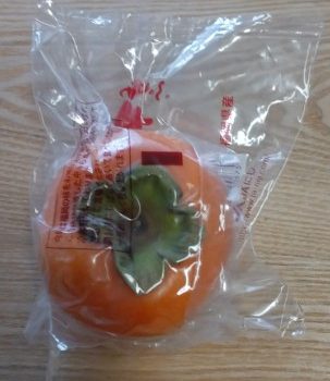 柿をポリエチレンの小袋に入れる