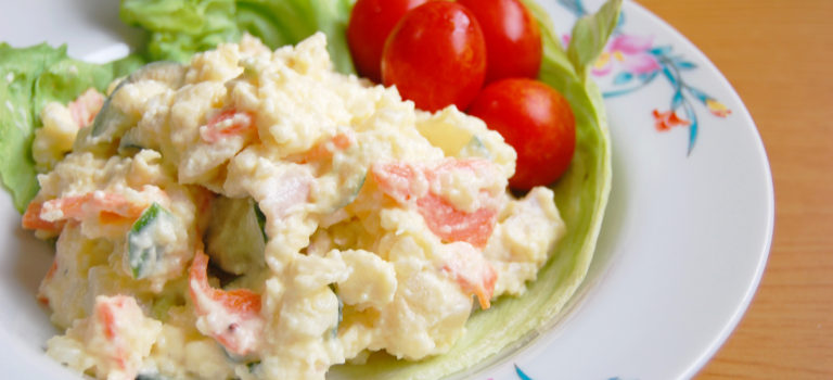 ポテトサラダは、茹でたジャガイモを冷やしてからあえる