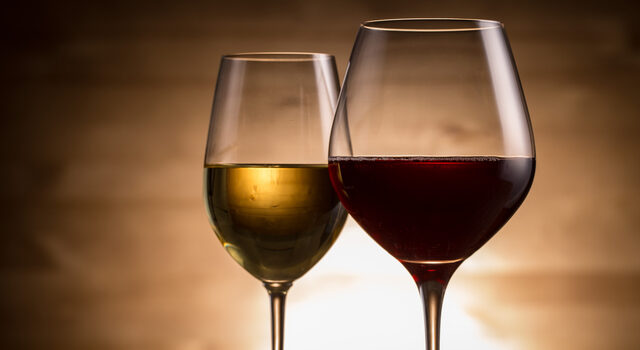 赤ワインと白ワインでグラスが違う理由