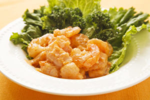 エビマヨ-衣に薄力粉と片栗粉を混ぜる